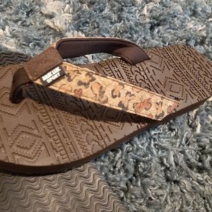 Muk luk butterfly flip flops